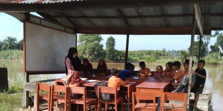 TRAGIS..!! masih ada Sekolah Termiskin di Aceh, hingga PGRI dan KORWAS Kunjungi Sekolah Tersebut
