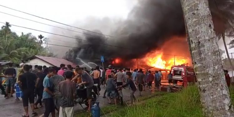 Gerak Cepat, Ade Rizky Bintang Angkut dan Salurkan Bantuan Sembako Untuk Korban Kebakaran