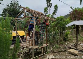 Masuki Bulan Penuh Kasih, Babinsa Minyambouw Bantu Masyarakat Bangun Pondok Natal