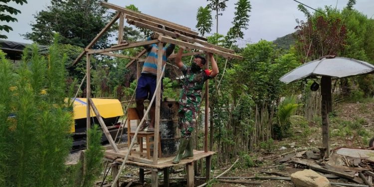 Masuki Bulan Penuh Kasih, Babinsa Minyambouw Bantu Masyarakat Bangun Pondok Natal
