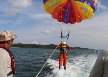 Pangkoopsau I Buka Latihan Parasailing Koopsau I di Pantai Koral Batam