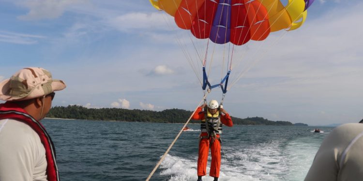 Pangkoopsau I Buka Latihan Parasailing Koopsau I di Pantai Koral Batam