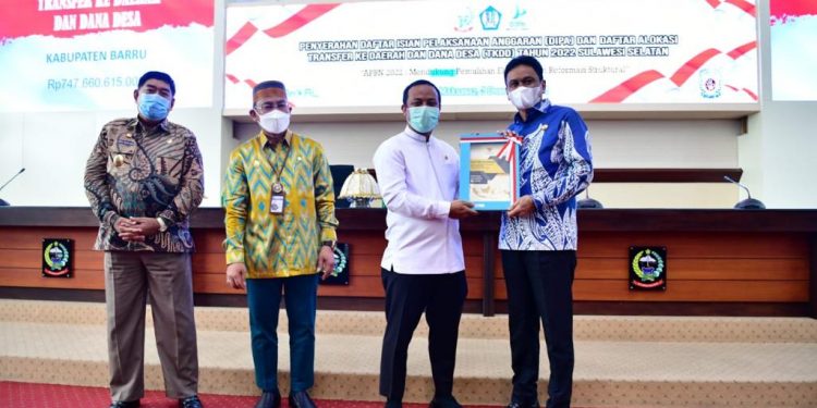 Serahkan DIPA 2022, Plt. Gubernur Sulsel Apresiasi Barru Tercepat Rampung Dana Desanya.