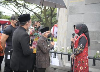 Di Bawah Rintik Hujan, Suasana Haru Selimuti Peresmian Monumen Pahlawan COVID-19 Jabar