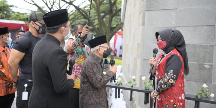 Di Bawah Rintik Hujan, Suasana Haru Selimuti Peresmian Monumen Pahlawan COVID-19 Jabar