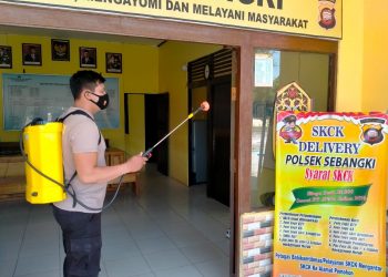 Personel Polsek Sebangki Melaksanakan Penyemprotan Disenfektan Di Mako
