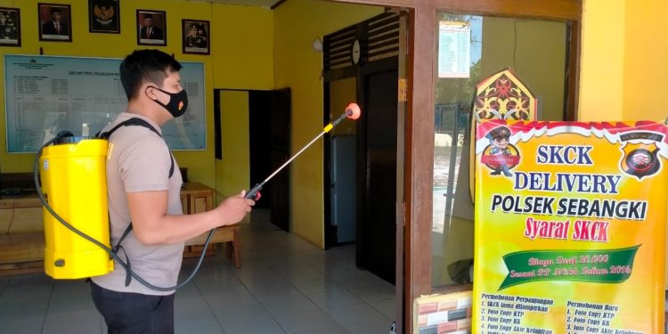Personel Polsek Sebangki Melaksanakan Penyemprotan Disenfektan Di Mako
