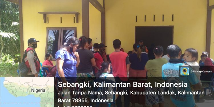 Bhabinkamtibmas Pantau Pelaksanaan Kegiatan Vaksinasi di Balai Dusun Sindur