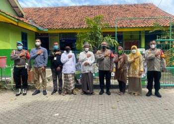 Kapolresta Bandara Internasional Soekarno-Hatta kunjungi Yayasan Pendidikan Islam MIS Raudhatul Ulum Rawarengas di Kampung Benda, Kec.Kosambi ,Kab.Tangerang