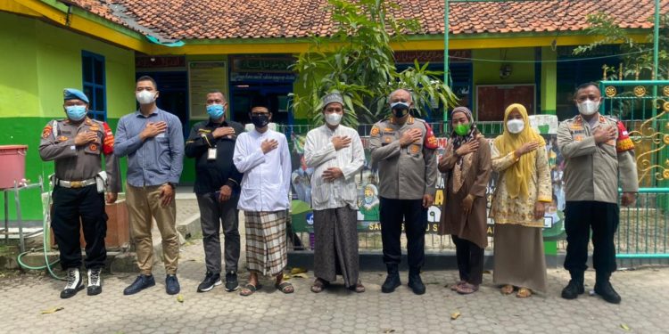 Kapolresta Bandara Internasional Soekarno-Hatta kunjungi Yayasan Pendidikan Islam MIS Raudhatul Ulum Rawarengas di Kampung Benda, Kec.Kosambi ,Kab.Tangerang