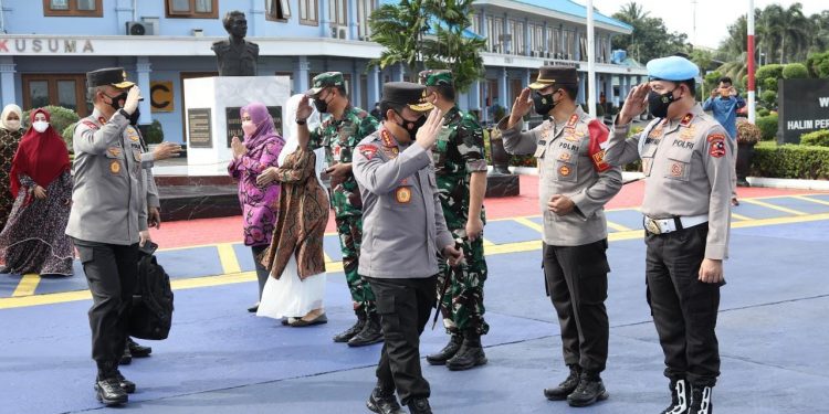 Terbang ke Lumajang, Kapolri Tinjau Langsung Korban Erupsi Gunung Semeru