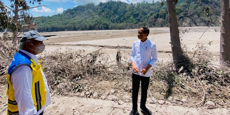 Tinjau Lokasi Erupsi Gunung Semeru, Presiden Pastikan Penanganan Bencana Berjalan Baik
