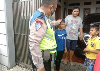 Anggota Satlantas Taman Sari Jakarta Barat antarkan Seorang Anak  Terpisah dengan orangtuanya saat bersepeda