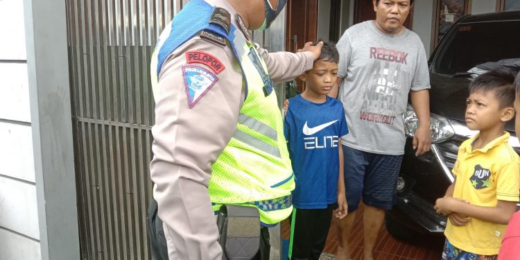 Anggota Satlantas Taman Sari Jakarta Barat antarkan Seorang Anak  Terpisah dengan orangtuanya saat bersepeda