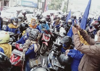 Ratusan Buruh Bergabung dalam Unras Grudug kantor DPRD Kab.Bandung Barat