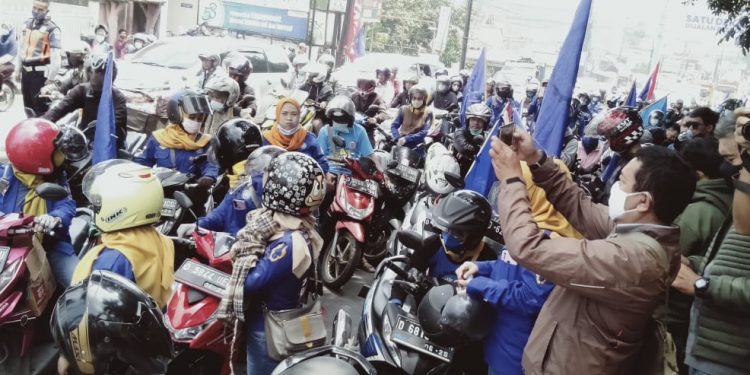 Ratusan Buruh Bergabung dalam Unras Grudug kantor DPRD Kab.Bandung Barat