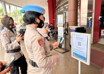 Jelang Nataru, Patroli Mobile Polwan Polres Tasikmalaya Kota Melaksanakan Operasi Yustisi dan Pembagian Masker