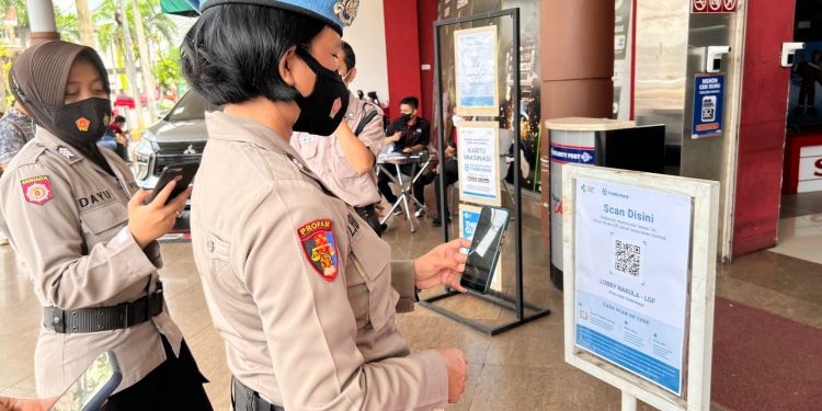 Jelang Nataru, Patroli Mobile Polwan Polres Tasikmalaya Kota Melaksanakan Operasi Yustisi dan Pembagian Masker