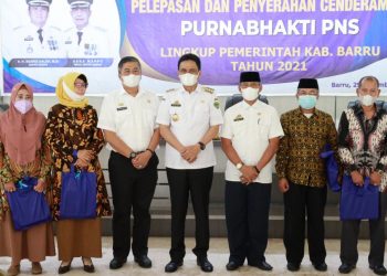 Bupati Barru Serahkan Cinderamata Kepada 150 Orang Purna Bhakti Di Singkeru Adae Rujab Bupati