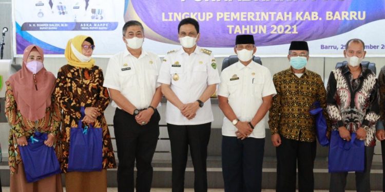 Bupati Barru Serahkan Cinderamata Kepada 150 Orang Purna Bhakti Di Singkeru Adae Rujab Bupati