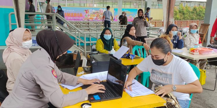 Gerai Vaksin Presisi Polres Tasikmalaya Kota Layani Pengunjung Objek Wisata Karangresik