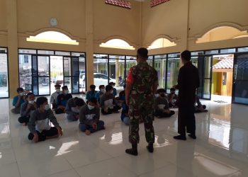 Babinsa Koramil Sambi Sosialisasikan Retkrutmen Penrimaan TNI AD Khusus Santri Dan Lintas Agama