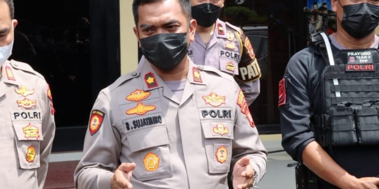 PT Asabri dengan Polres Metro Jakarta Barat beri santunan Jaminan Kecelakaan Kerja pada keluarga almarhum Ipda Zainuri  yang Meninggal saat Bertugas