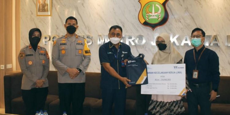 PT Asabri dengan Polres Metro Jakarta Barat beri santunan Jaminan Kecelakaan Kerja pada keluarga almarhum Ipda Zainuri  yang Meninggal saat Bertugas