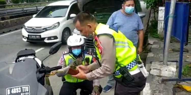 Babinsa Koramil Sambi Sosialisasikan Retkrutmen Penrimaan TNI AD Khusus Santri Dan Lintas Agama