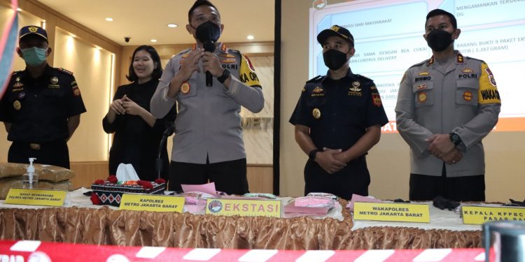 Kapolres Metro Jakarta Barat Kombes Pol Ady Wibowo : ” hasil ungkap Peredaran Narkoba jenis pil ecstasy & sabu kerja keras bersama Petugas Bea Cukai Pusat.