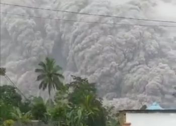 Aktifitas Awan Panas Guguran (APG) Gunung Semeru Erupsi di Kec. Pronojiwo, Kab. Lumajang, Jatim.