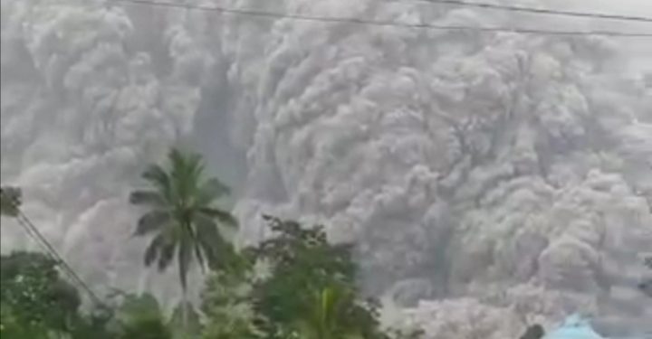 Aktifitas Awan Panas Guguran (APG) Gunung Semeru Erupsi di Kec. Pronojiwo, Kab. Lumajang, Jatim.