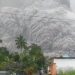 Aktifitas Awan Panas Guguran (APG) Gunung Semeru Erupsi di Kec. Pronojiwo, Kab. Lumajang, Jatim.
