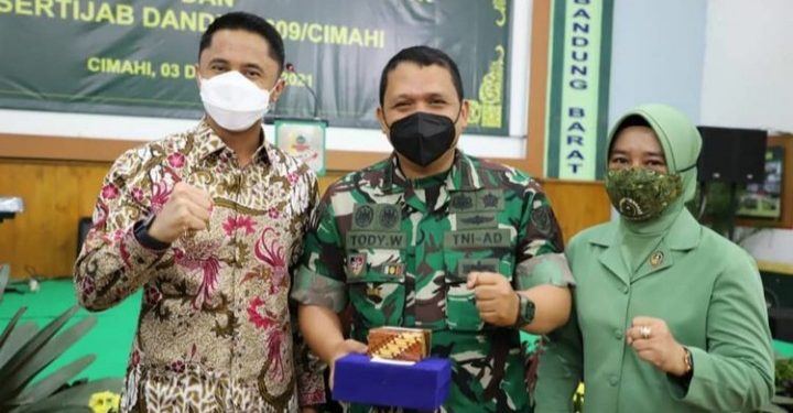 Plt Bupati Bandung Barat Hengky Kurniawan hadiri Pisah Sambut serta Sertijab DANDIM/0609 Cimahi.