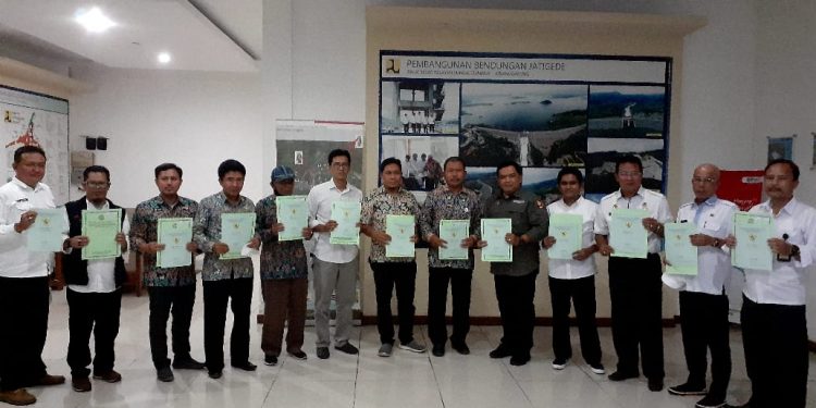 Kantor Pertanahan Sumedang Serahkan 39 Bidang Sertifikat Utilitas Bendungan Jatigede
