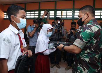 Jenderal TNI Dudung Abdurachman Mengajar nilai-nilai Pancasila kepada Siswa/Siswi SD di Perbatasan
