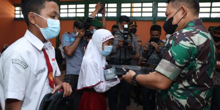 Jenderal TNI Dudung Abdurachman Mengajar nilai-nilai Pancasila kepada Siswa/Siswi SD di Perbatasan