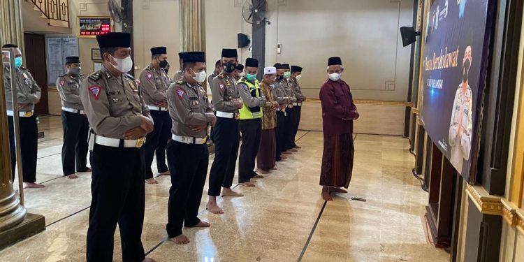 Kecelakaan di Balikpapan Polisi Lamongan Sholat Goib Berjamaah