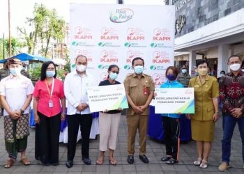 Bupati Bangli Serahkan Simbolis Kartu BPJS Ketenagakerjaan pada Pedagang Pasar Tradisional