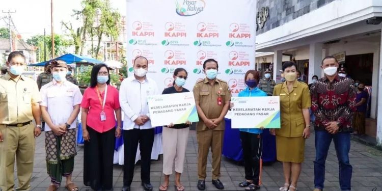 Bupati Bangli Serahkan Simbolis Kartu BPJS Ketenagakerjaan pada Pedagang Pasar Tradisional