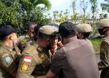 Diduga Kecewa, Tagih Janji Politik, Oknum ASN Ketapang Melempar Bom Molotov di Depan Pendopo Bupati