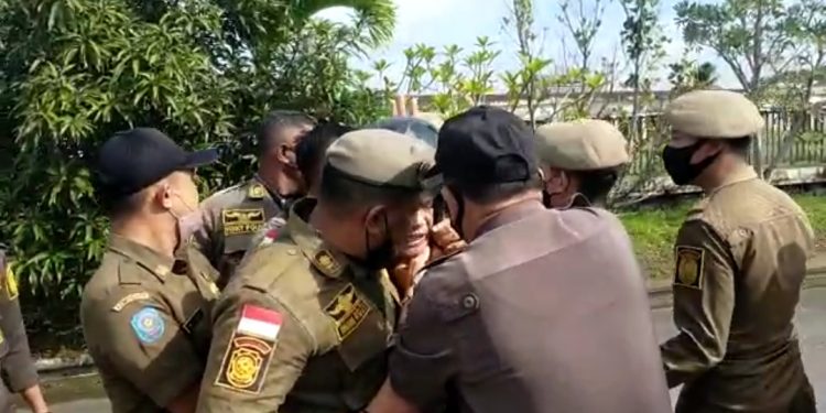 Diduga Kecewa, Tagih Janji Politik, Oknum ASN Ketapang Melempar Bom Molotov di Depan Pendopo Bupati