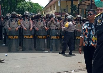 Unras LSM Gerakan Masyarakat Bawah Indonesia (GMBI) ke Polda Jabar, terkait Tindak Tegas Pelaku Dugaan Penganiayaan Aktifis GMBI di KARAWANG.