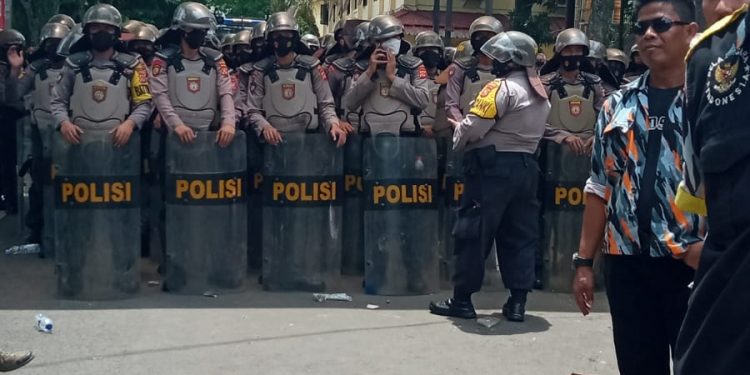 Unras LSM Gerakan Masyarakat Bawah Indonesia (GMBI) ke Polda Jabar, terkait Tindak Tegas Pelaku Dugaan Penganiayaan Aktifis GMBI di KARAWANG.