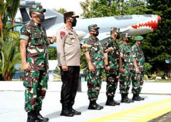 Transit di Makassar, Pangdam Hasanuddin Sambut Kedatangan Panglima TNI