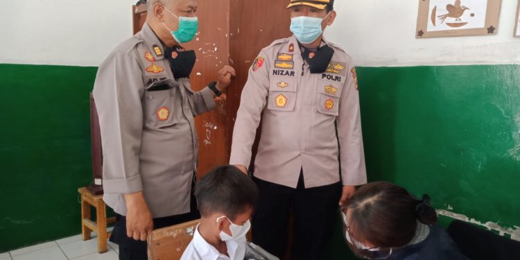 Polsek Bandung Kulon Gelar Gebyar Vaksinasi untuk Anak Usia 6 -11 Tahun di Sekolah SDN ATTAZHIMINYAH Bandung Kulon.