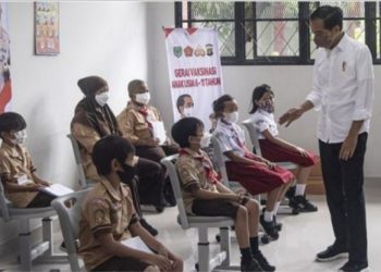 Presiden Jokowi Melarang , setiap Sekolah minta Ortu Murid untuk Tandatangani Surat Tanggung Resiko Vaksinasi Anak
