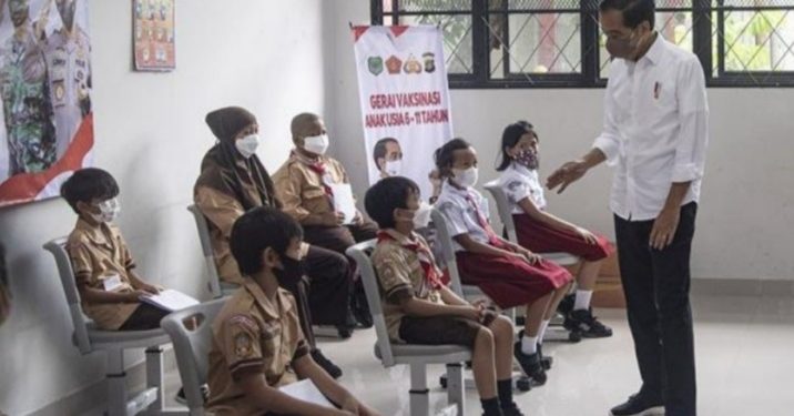 Presiden Jokowi Melarang , setiap Sekolah minta Ortu Murid untuk Tandatangani Surat Tanggung Resiko Vaksinasi Anak
