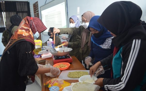 HMF ITB dan SMPN 4 Cipongkor Bandung Barat Sosialisasikan Stunting