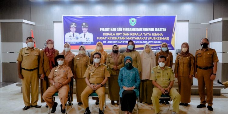 Bupati Barru Melantik Beberapa Kepala UPTD dan KTU Puskesmas di Ruang Pola Singkeru Adae Barru